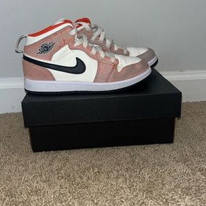 Jordan 1 mid size 1Y
